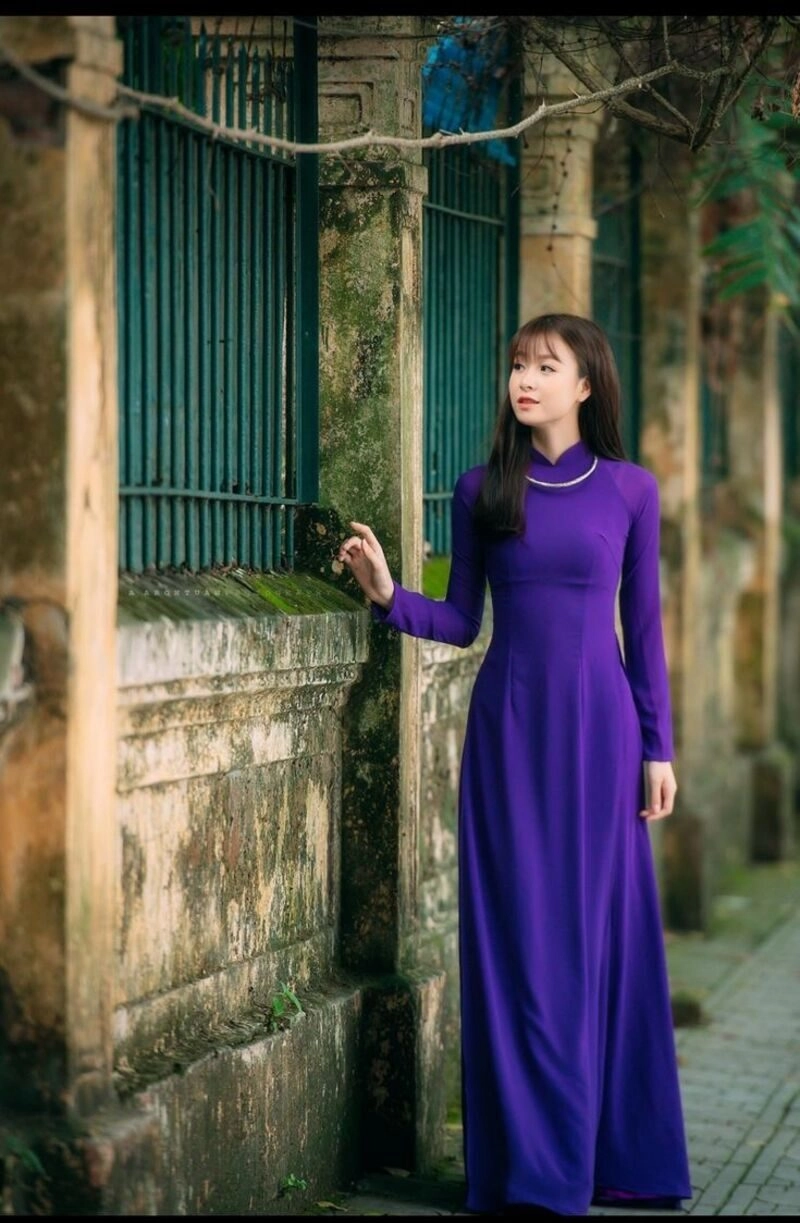 hình ảnh cô gái huế mặc áo dài tím