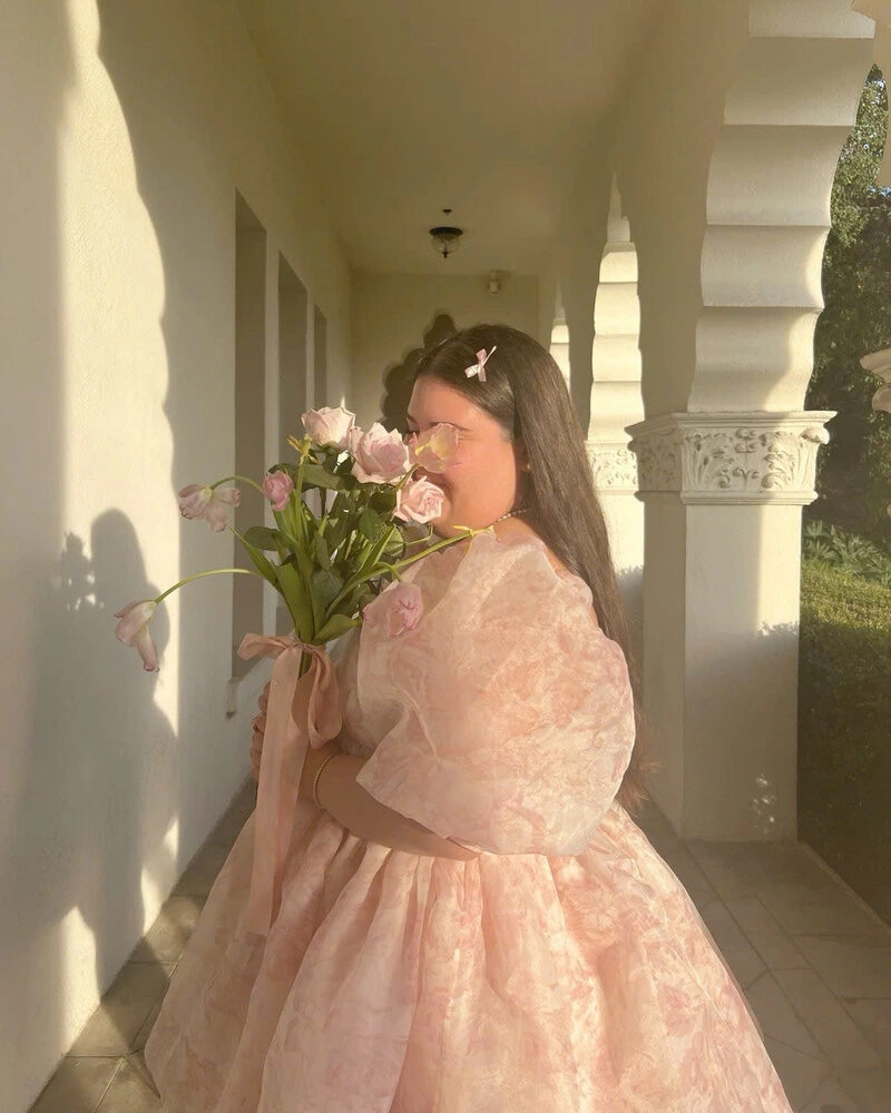 Hình ảnh cô gái mũm mĩm che mặt xinh đẹp