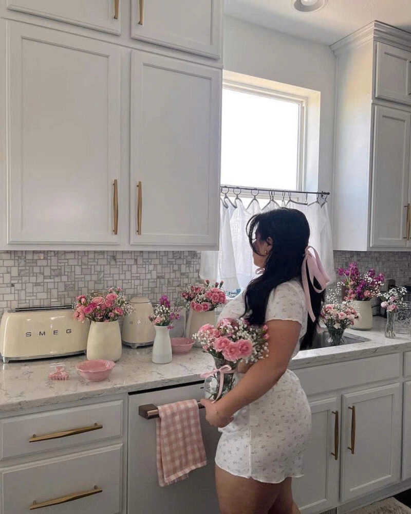 Hình ảnh cô gái mũm mĩm che mặt xinh đẹp