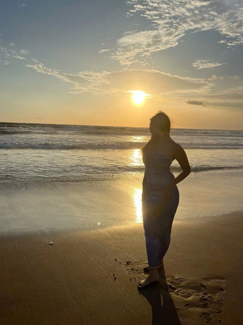 Hình ảnh cô gái mũm mĩm che mặt xinh đẹp