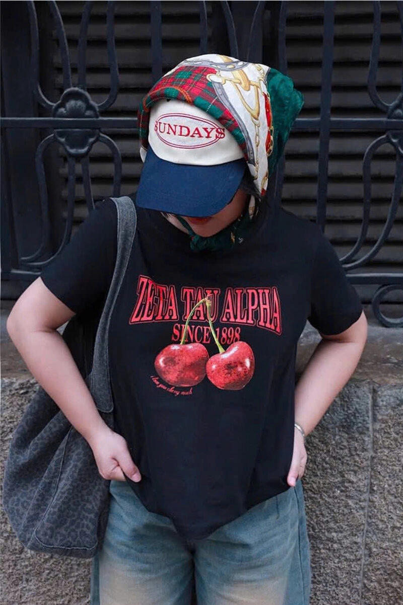 Hình ảnh cô gái mũm mĩm che mặt xinh đẹp