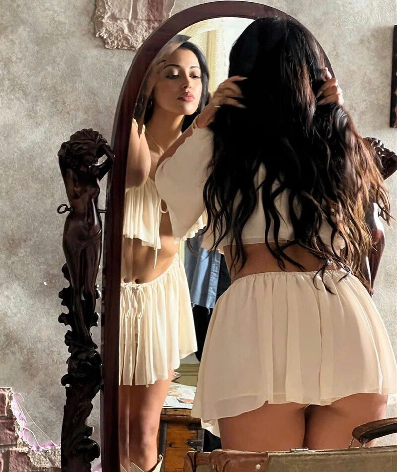 Hình ảnh cô gái mũm mĩm che mặt xinh đẹp