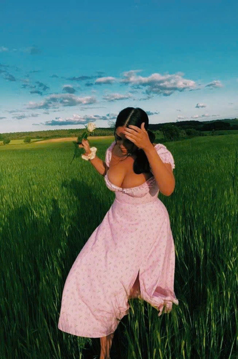 Hình ảnh cô gái mũm mĩm che mặt xinh đẹp