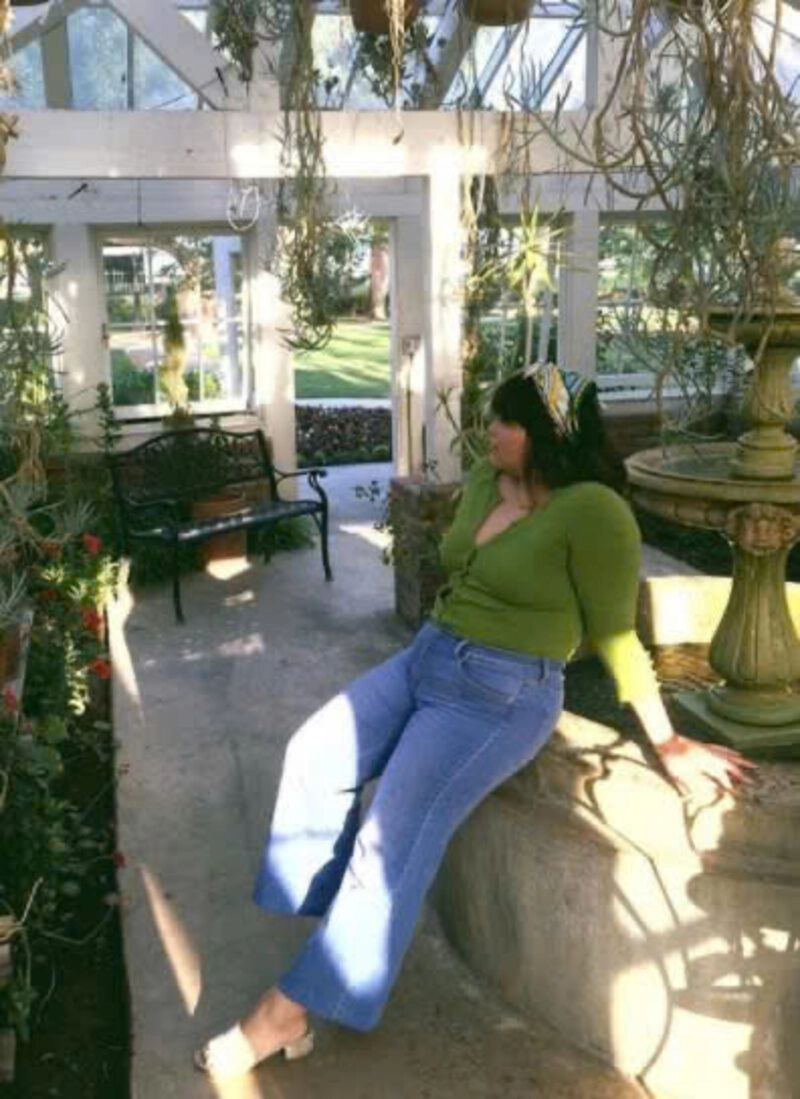 Hình ảnh cô gái mũm mĩm che mặt xinh đẹp