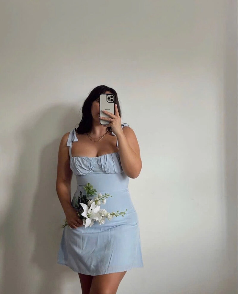 Hình ảnh cô gái mũm mĩm che mặt xinh đẹp