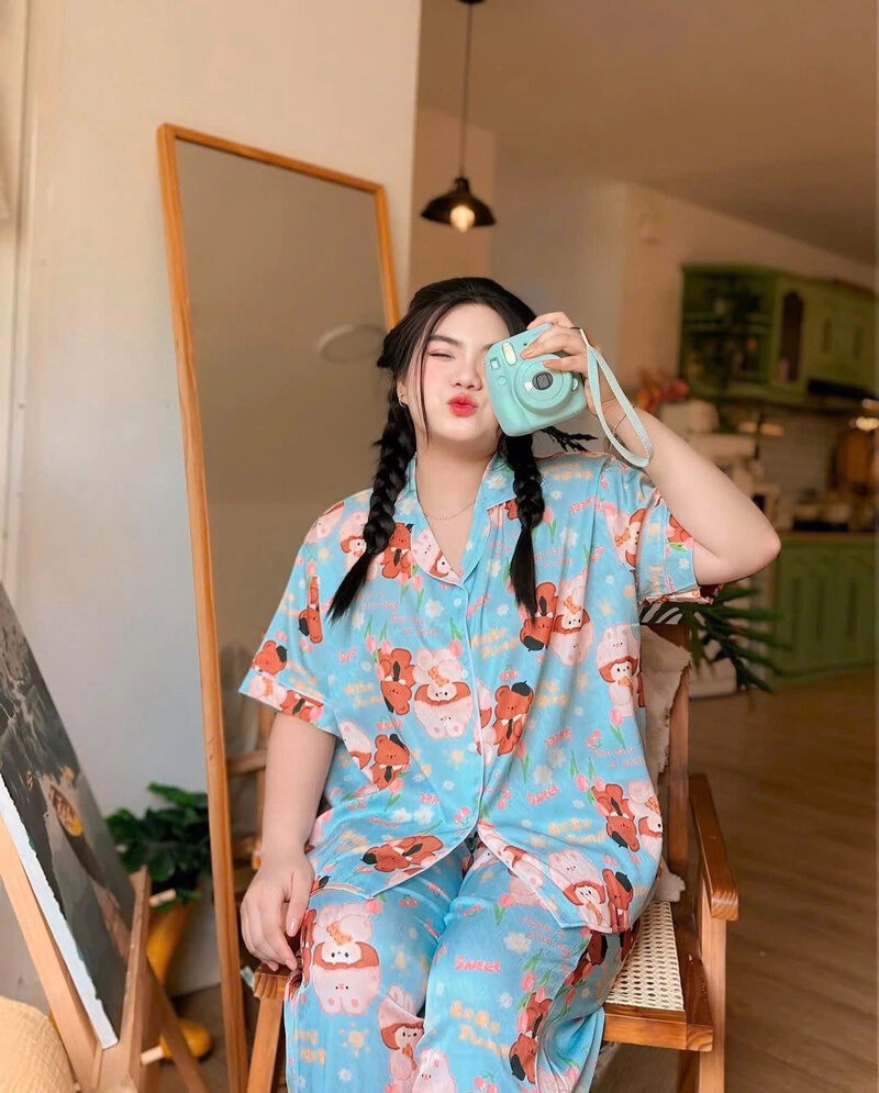 Hình ảnh cô gái mũm mĩm che mặt xinh đẹp