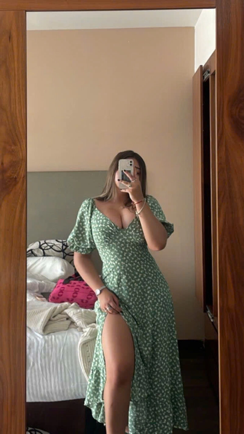 Hình ảnh cô gái mũm mĩm che mặt xinh đẹp