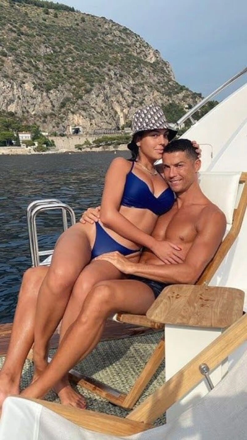 hình ảnh ronaldo đi du lịch ôm gái