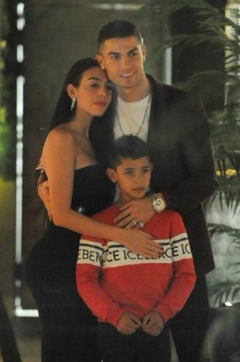 hình ảnh ronaldo đi du lịch ôm gái