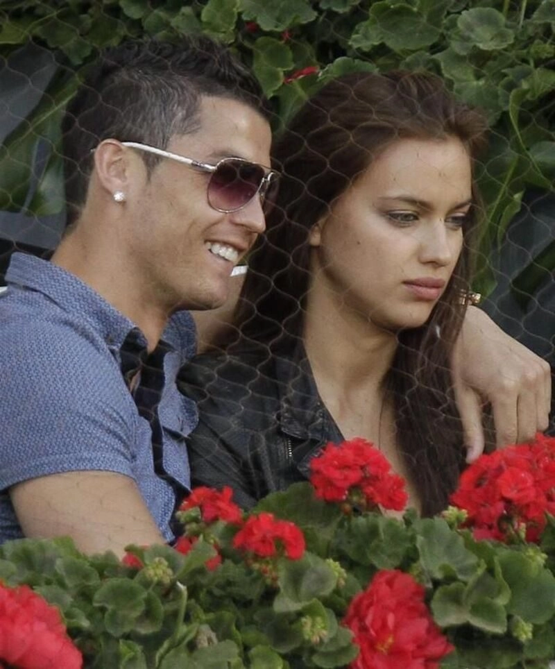 hình ảnh ronaldo đi du lịch ôm gái