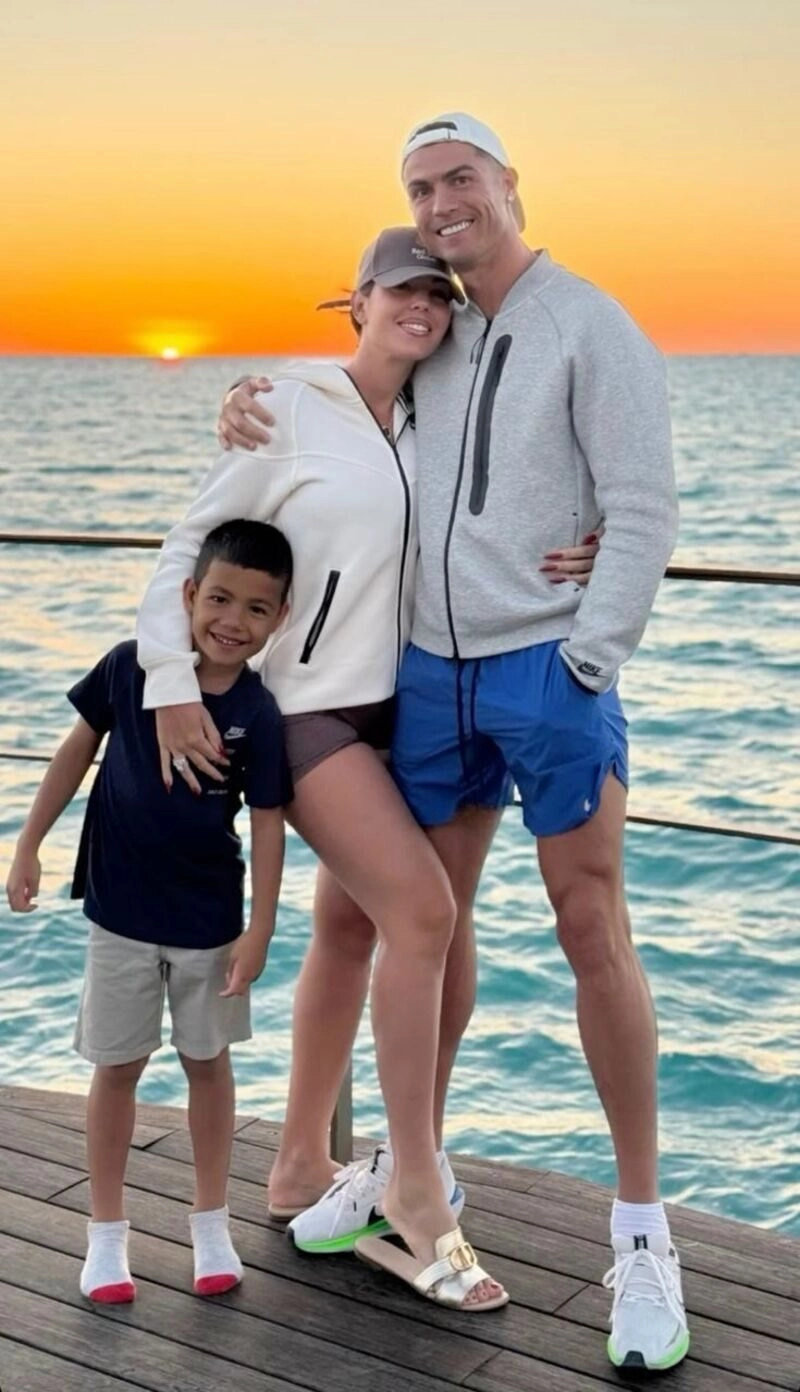 hình ảnh ronaldo đi du lịch ôm gái