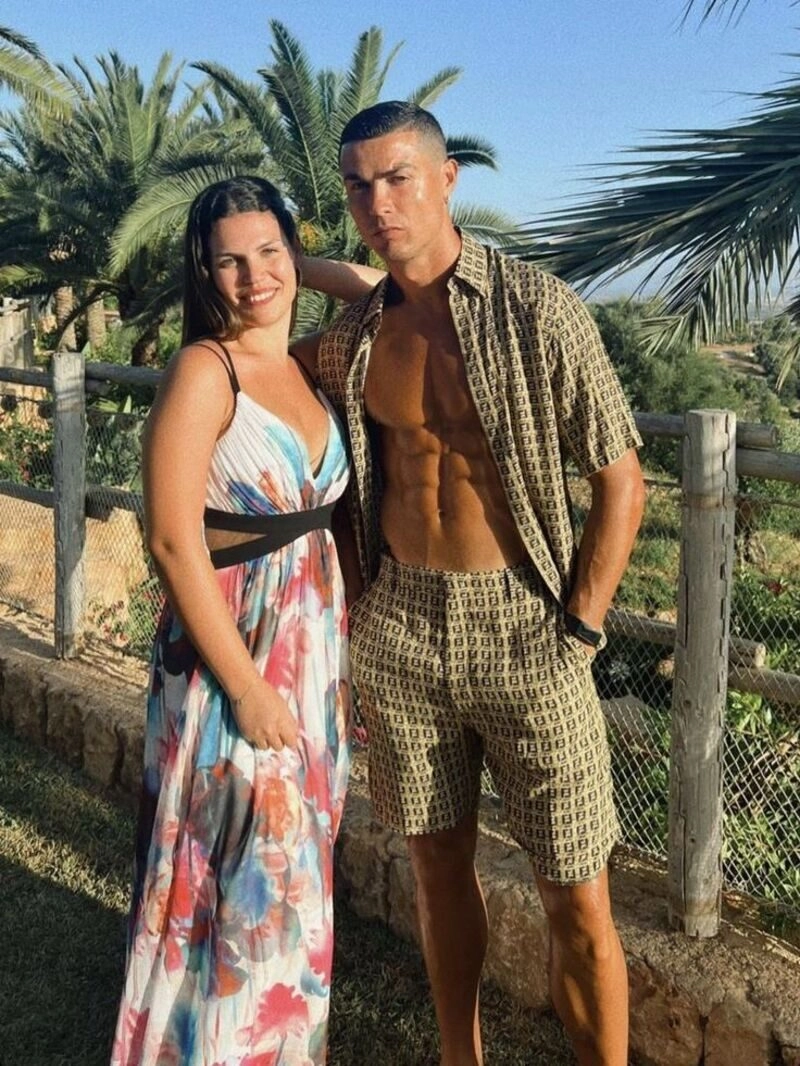 hình ảnh ronaldo đi du lịch ôm gái