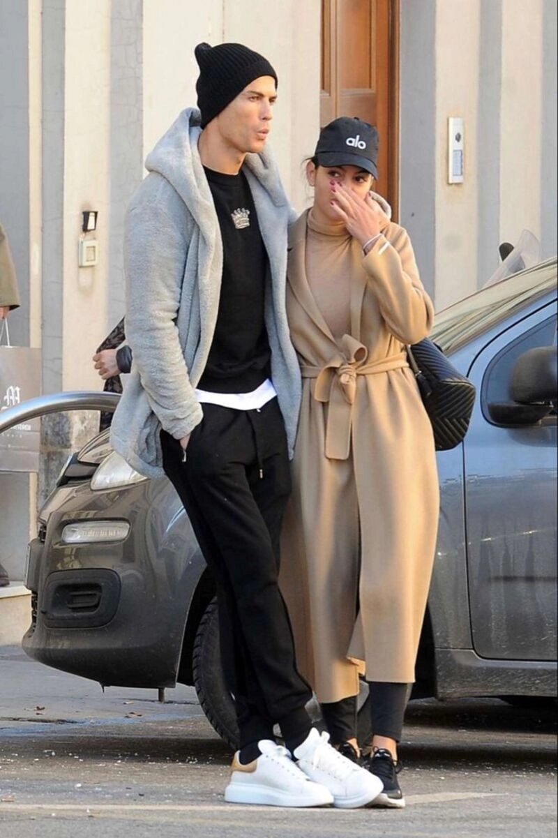 hình ảnh ronaldo đi du lịch ôm gái