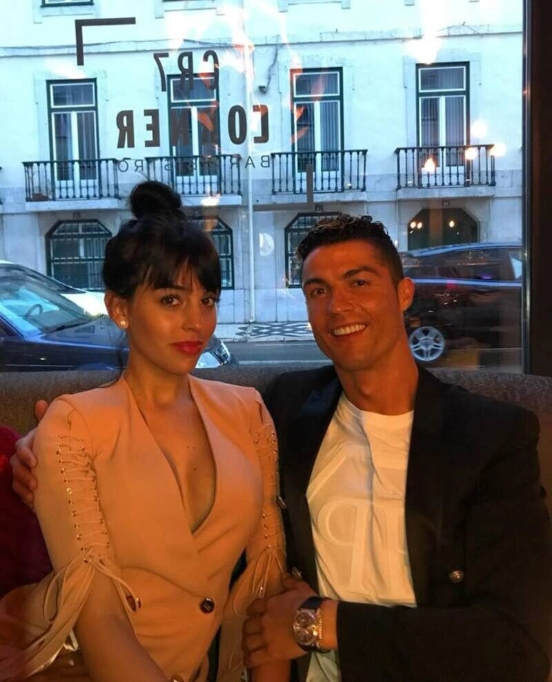 hình ảnh ronaldo đi du lịch ôm gái
