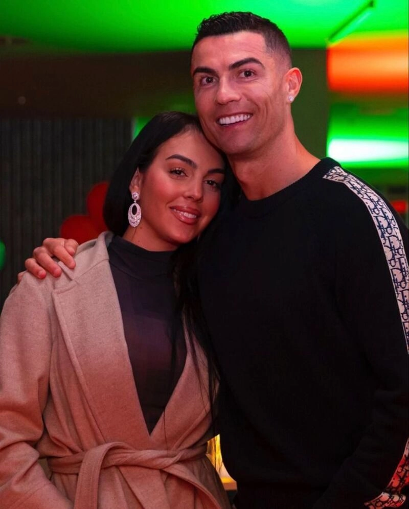 hình ảnh ronaldo đi du lịch ôm gái