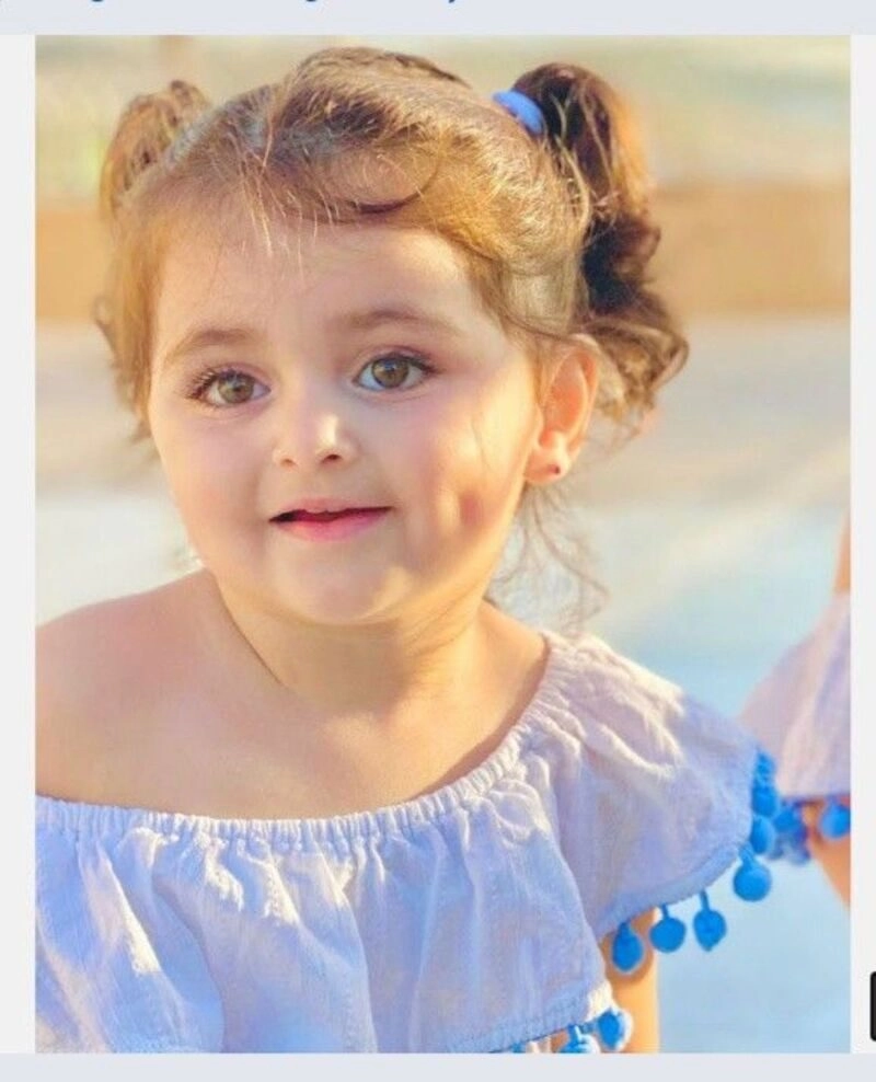 hình bé gái dễ thương có đồng tiền