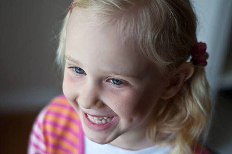 hình bé gái dễ thương có đồng tiền