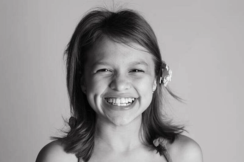 hình bé gái dễ thương có đồng tiền