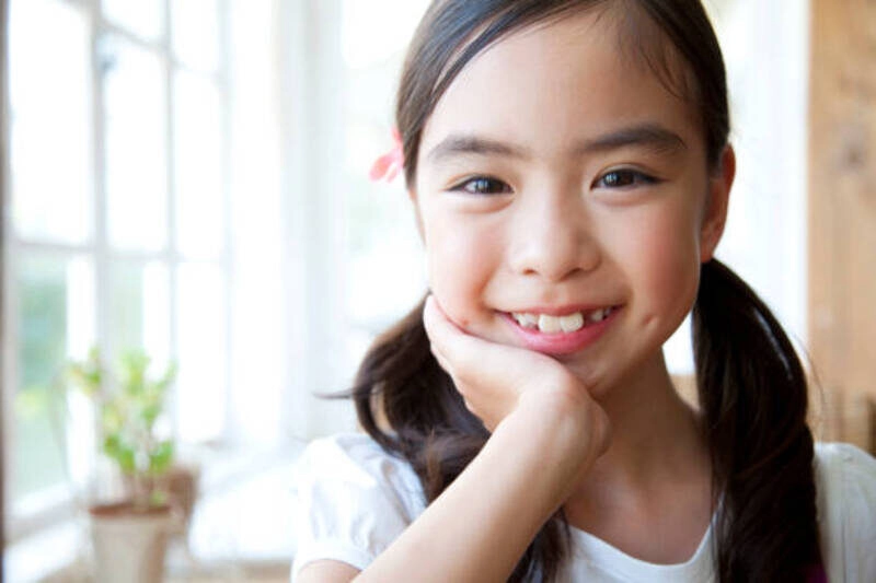 hình bé gái dễ thương có đồng tiền