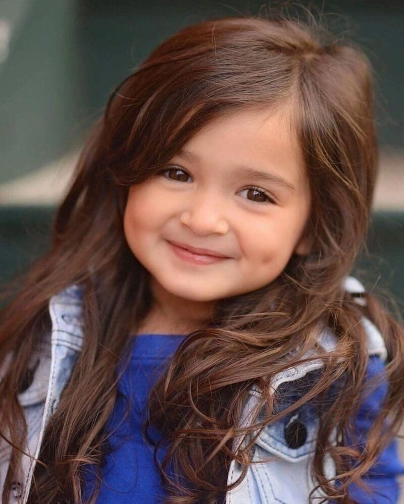 hình bé gái dễ thương có đồng tiền