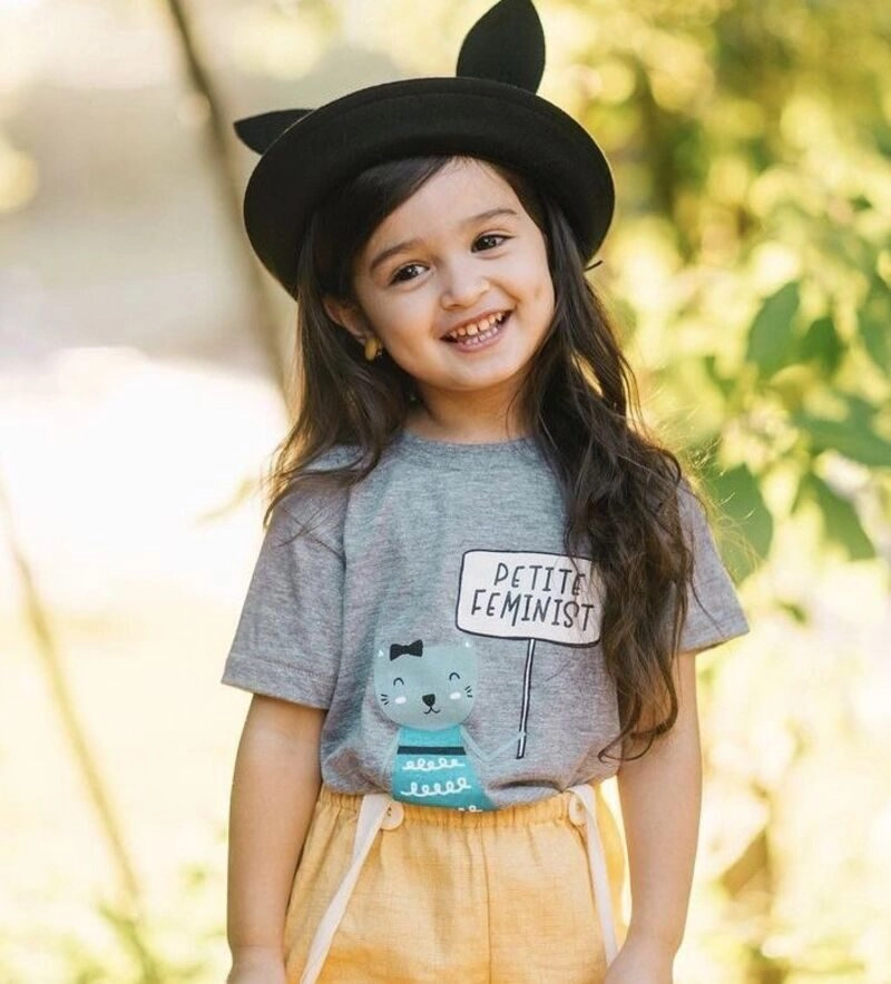 hình bé gái dễ thương có đồng tiền