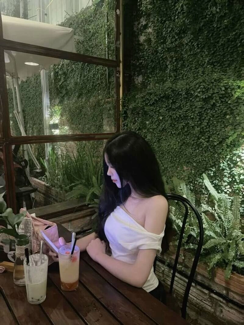 lạnh lùng ảnh con gái uống trà sữa che mặt