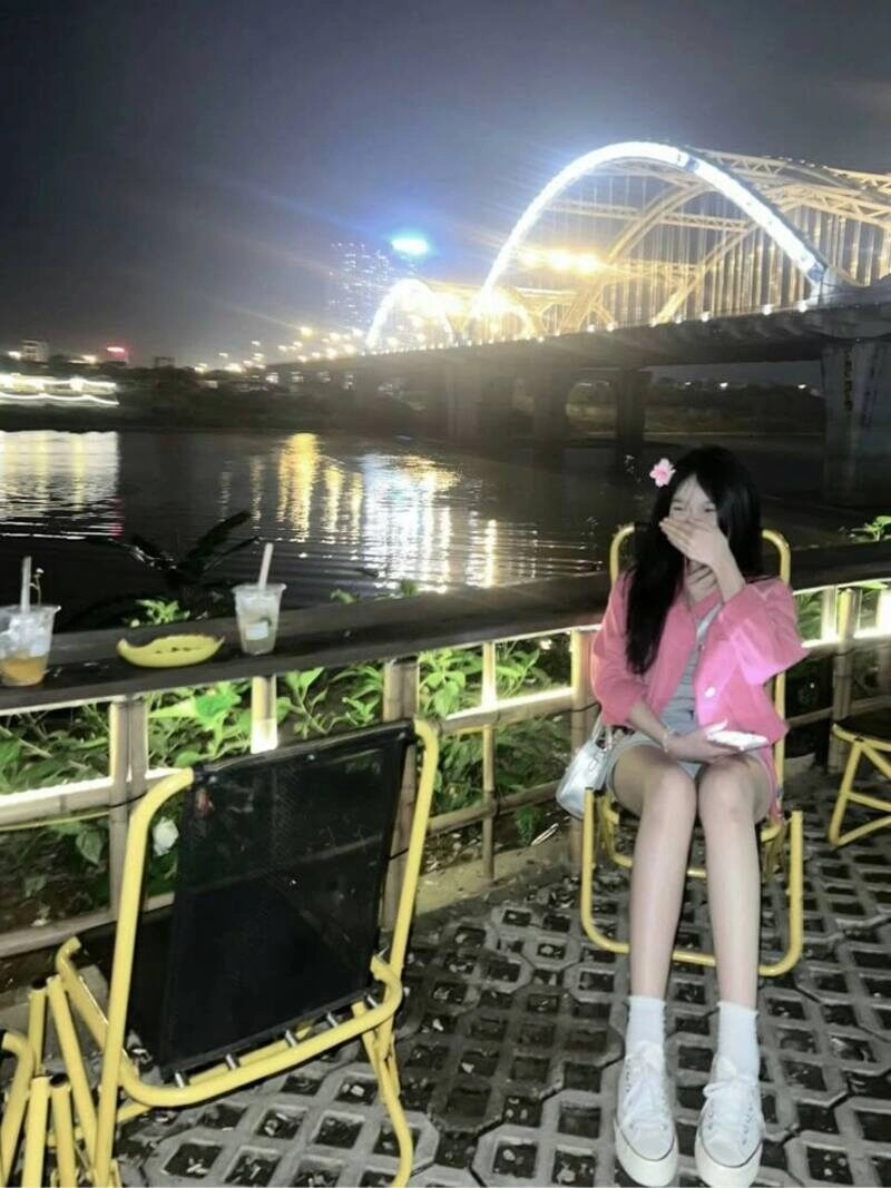 lạnh lùng ảnh con gái uống trà sữa che mặt