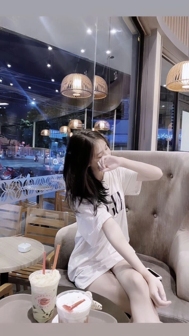 lạnh lùng ảnh con gái uống trà sữa che mặt