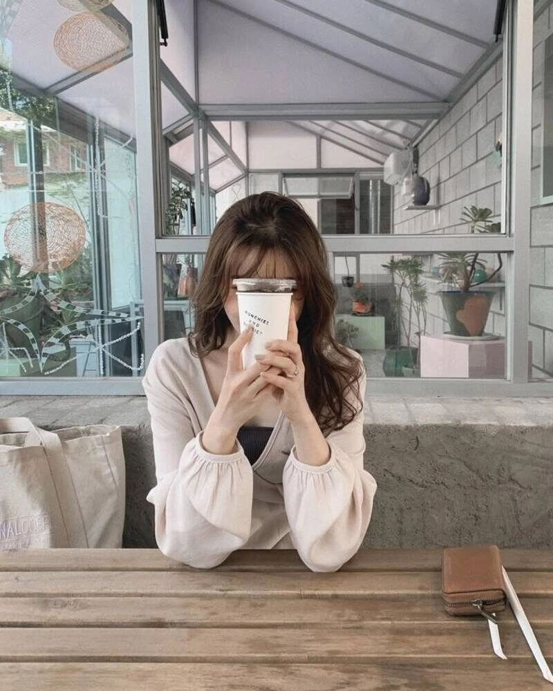 lạnh lùng ảnh con gái uống trà sữa che mặt