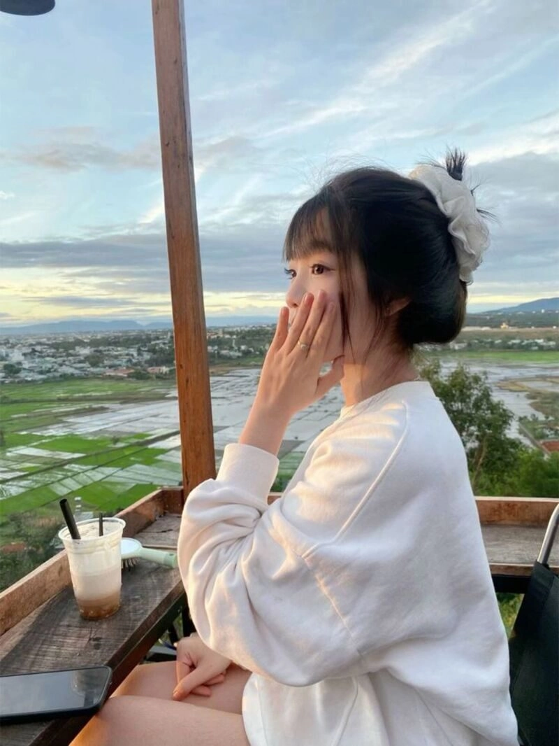 lạnh lùng ảnh con gái uống trà sữa che mặt