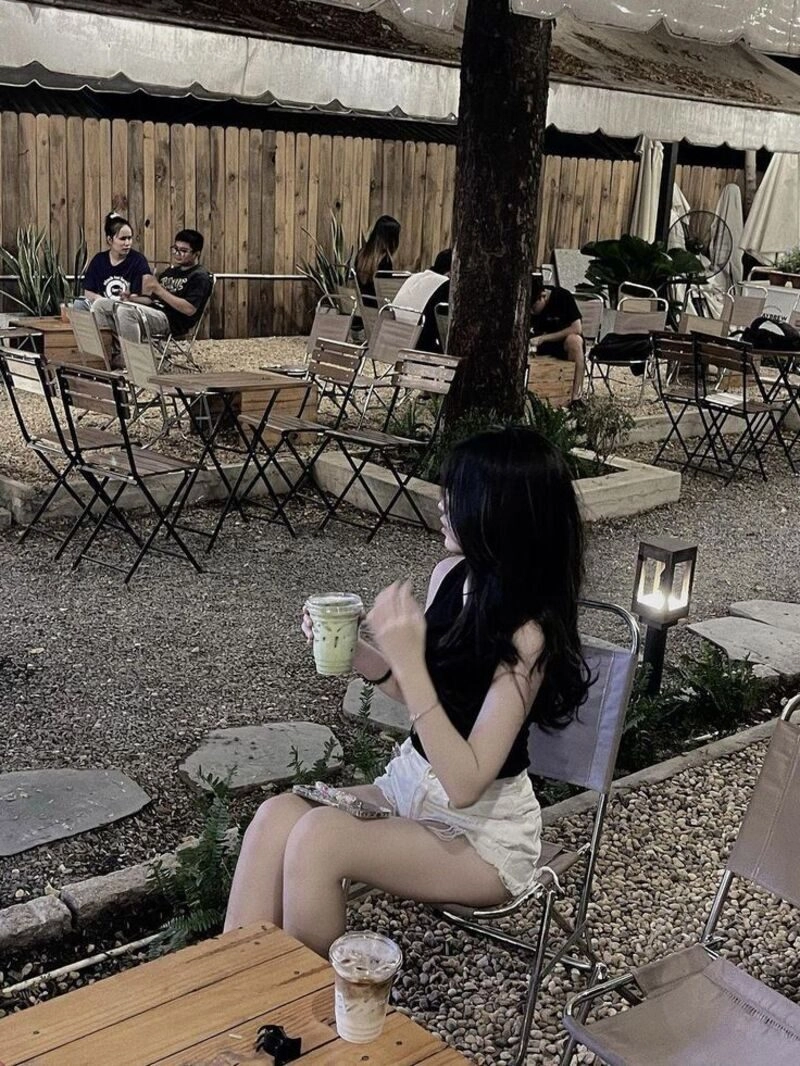 lạnh lùng ảnh con gái uống trà sữa che mặt