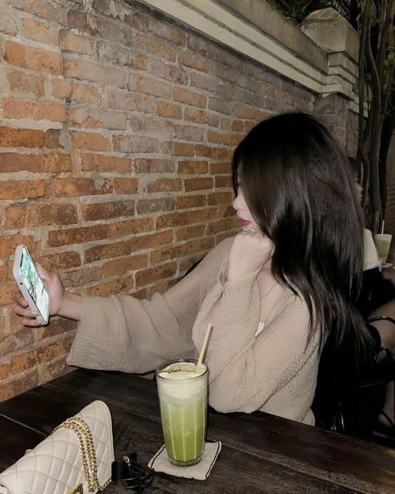 lạnh lùng ảnh con gái uống trà sữa che mặt