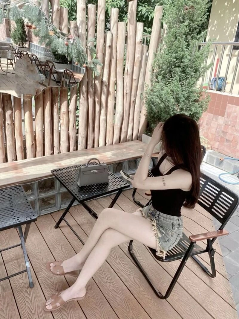 lạnh lùng ảnh con gái uống trà sữa che mặt