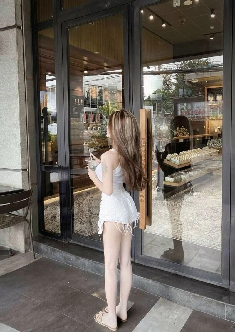 lạnh lùng ảnh con gái uống trà sữa che mặt