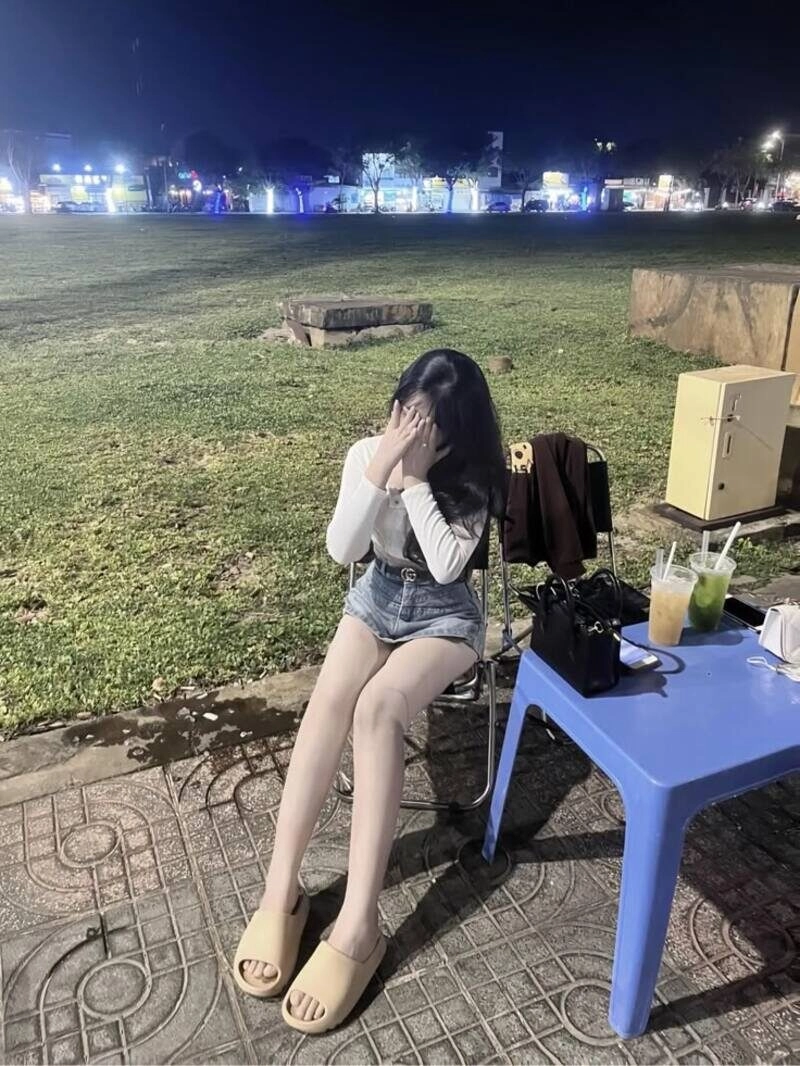 lạnh lùng ảnh con gái uống trà sữa che mặt