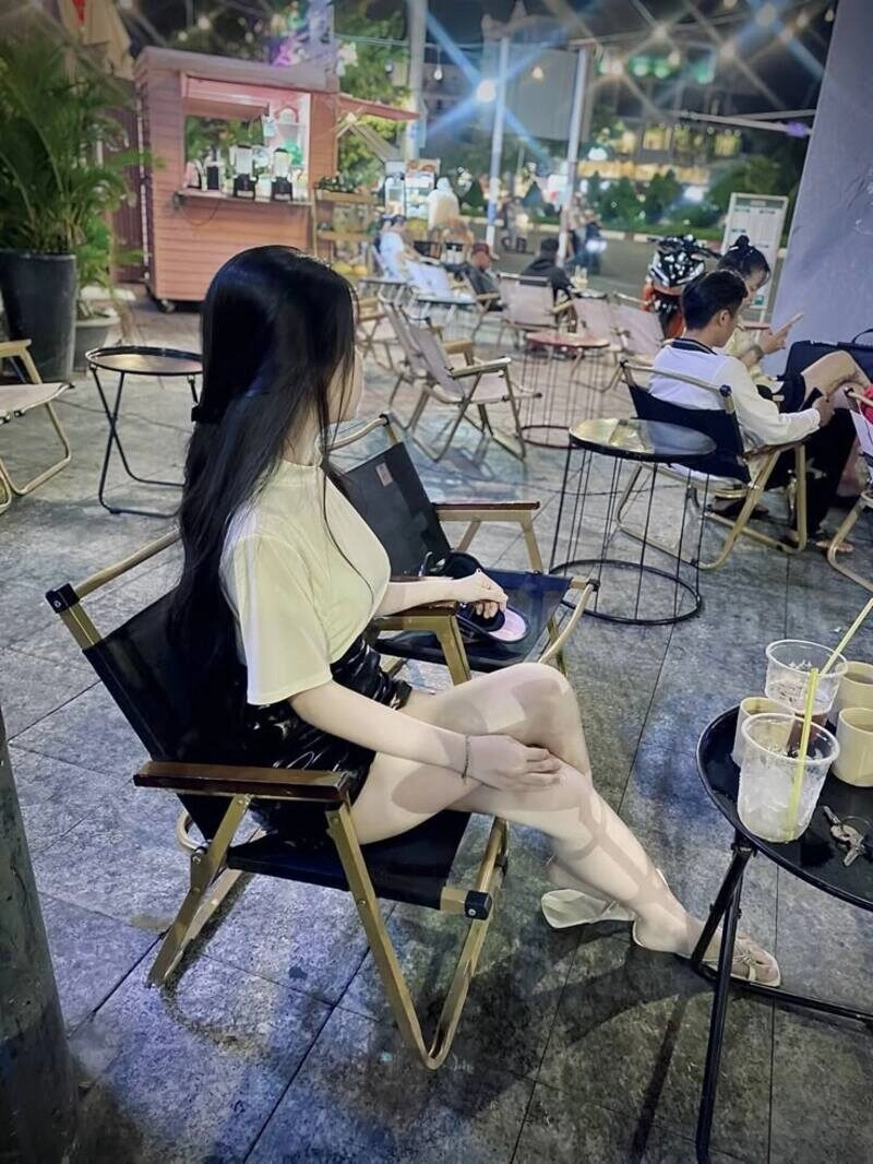 lạnh lùng ảnh con gái uống trà sữa che mặt