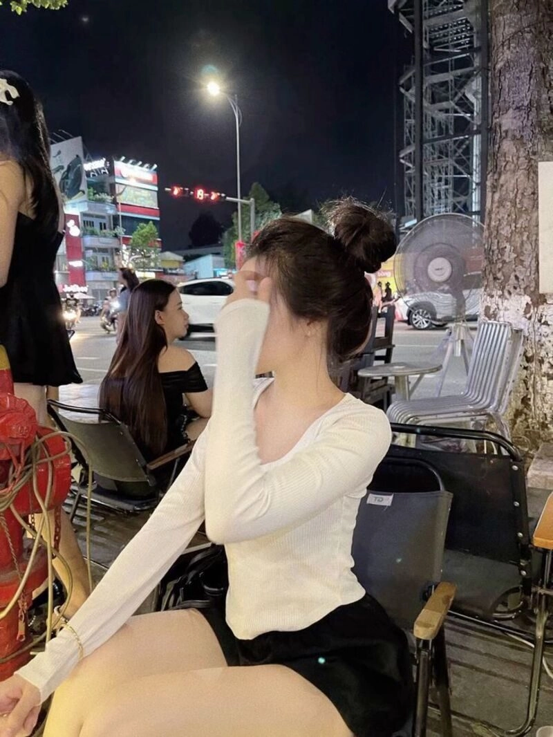 lạnh lùng ảnh con gái uống trà sữa che mặt