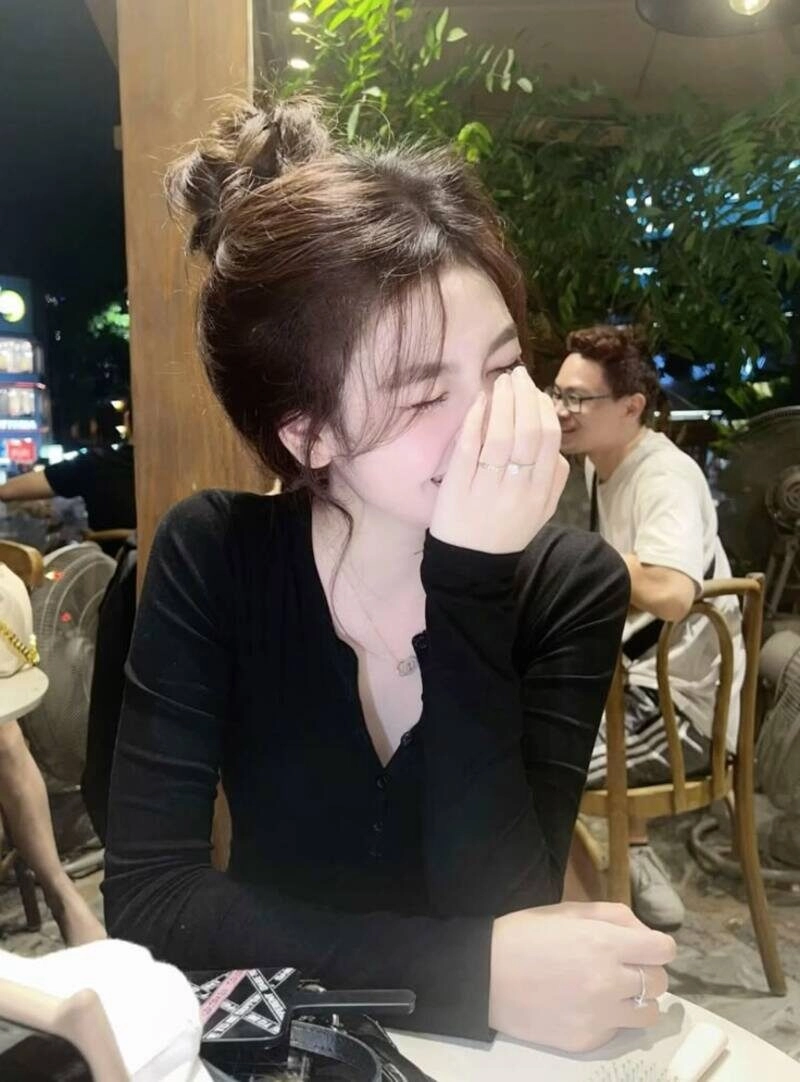 lạnh lùng ảnh con gái uống trà sữa che mặt