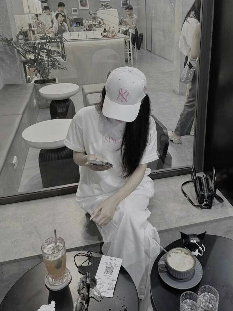 lạnh lùng ảnh con gái uống trà sữa che mặt