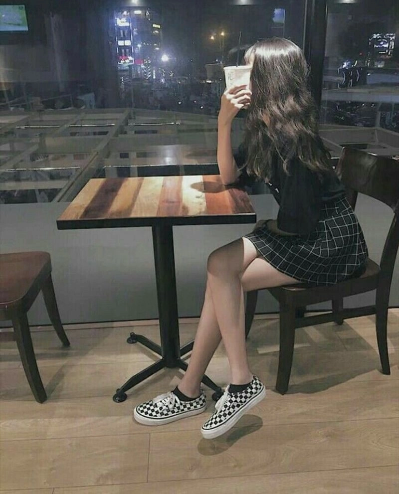 lạnh lùng ảnh con gái uống trà sữa che mặt