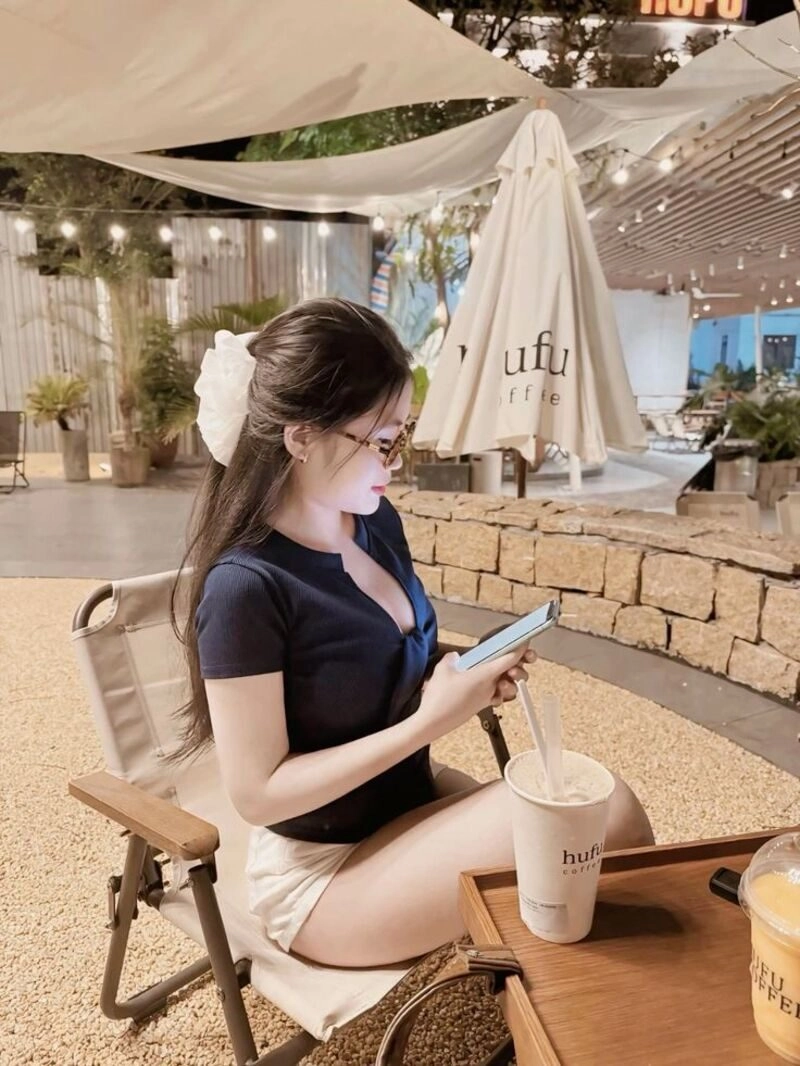 lạnh lùng ảnh con gái uống trà sữa che mặt