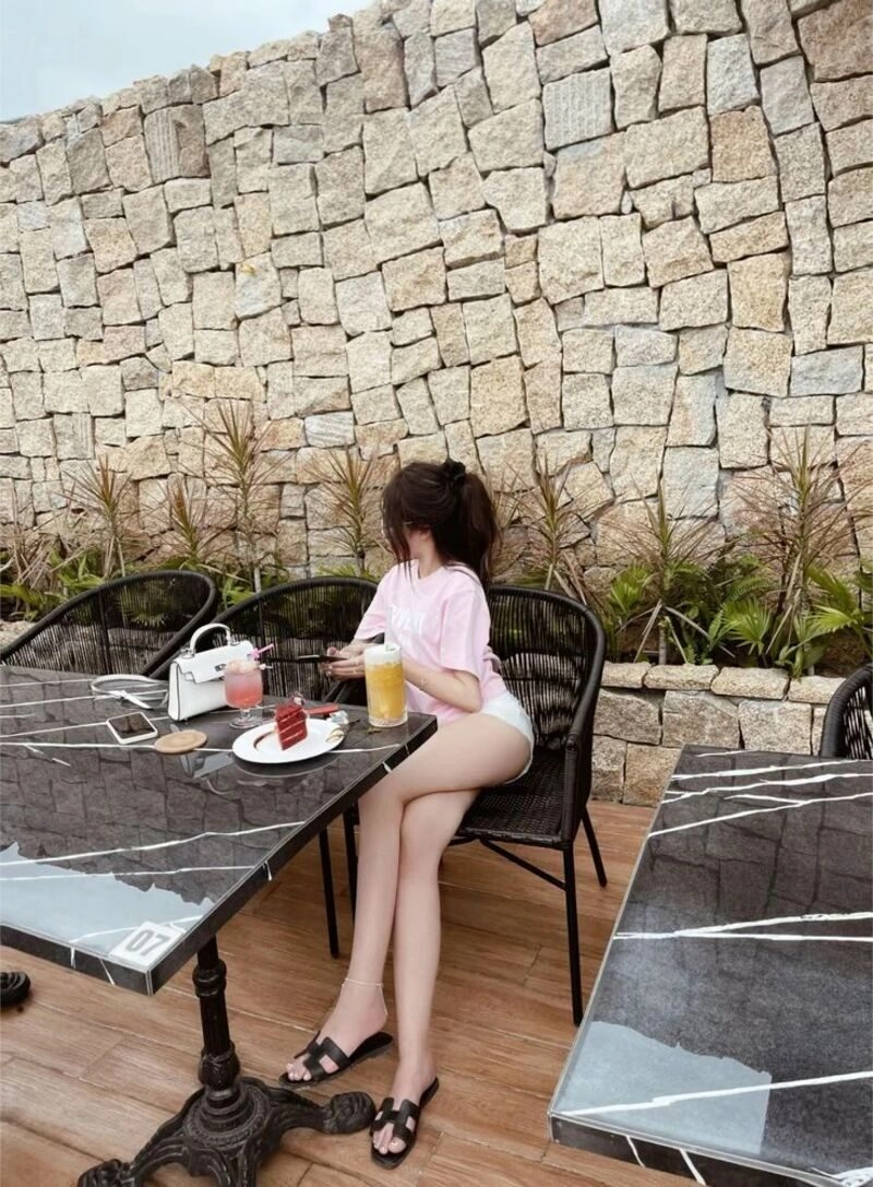 lạnh lùng ảnh con gái uống trà sữa che mặt