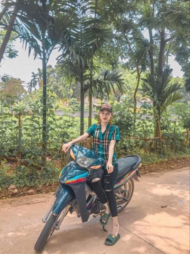 ngồi ảnh con gái đi xe wave độ