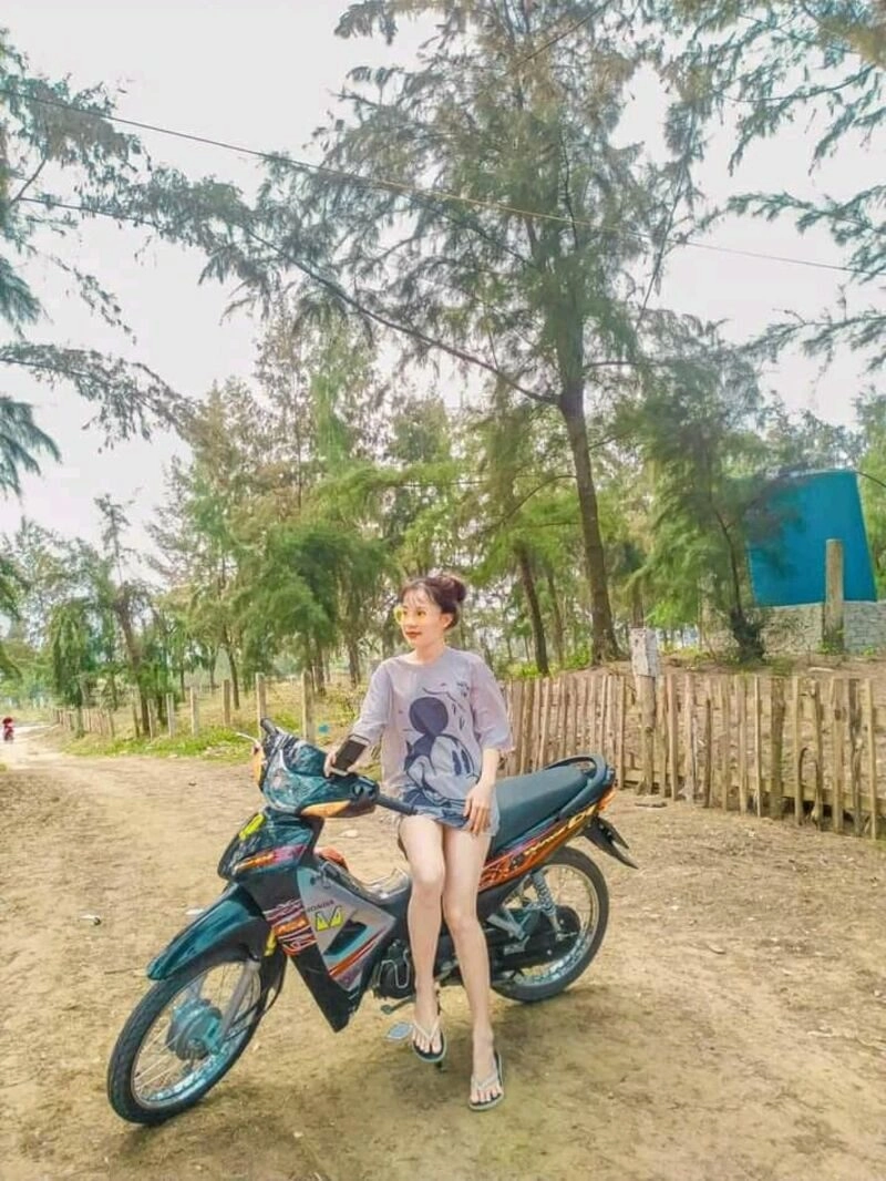 ngồi ảnh con gái đi xe wave độ