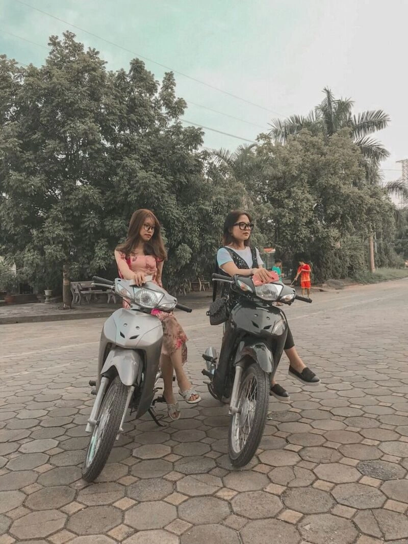 ngồi ảnh con gái đi xe wave độ