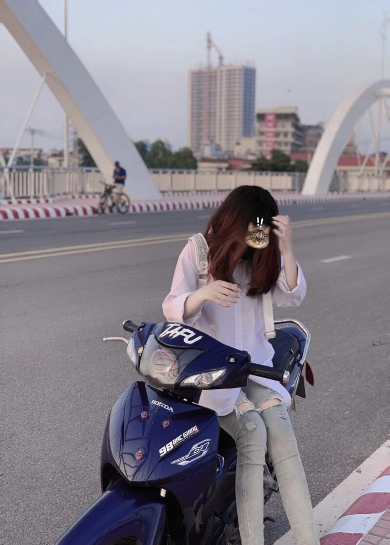 ngồi ảnh con gái đi xe wave độ