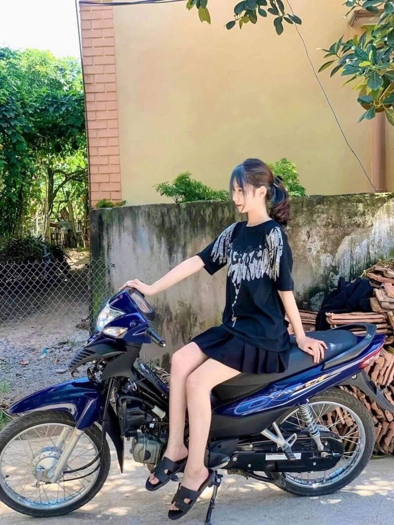 ngồi ảnh con gái đi xe wave độ