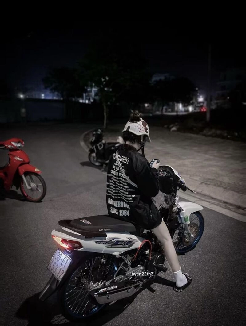 ngồi ảnh con gái đi xe wave độ