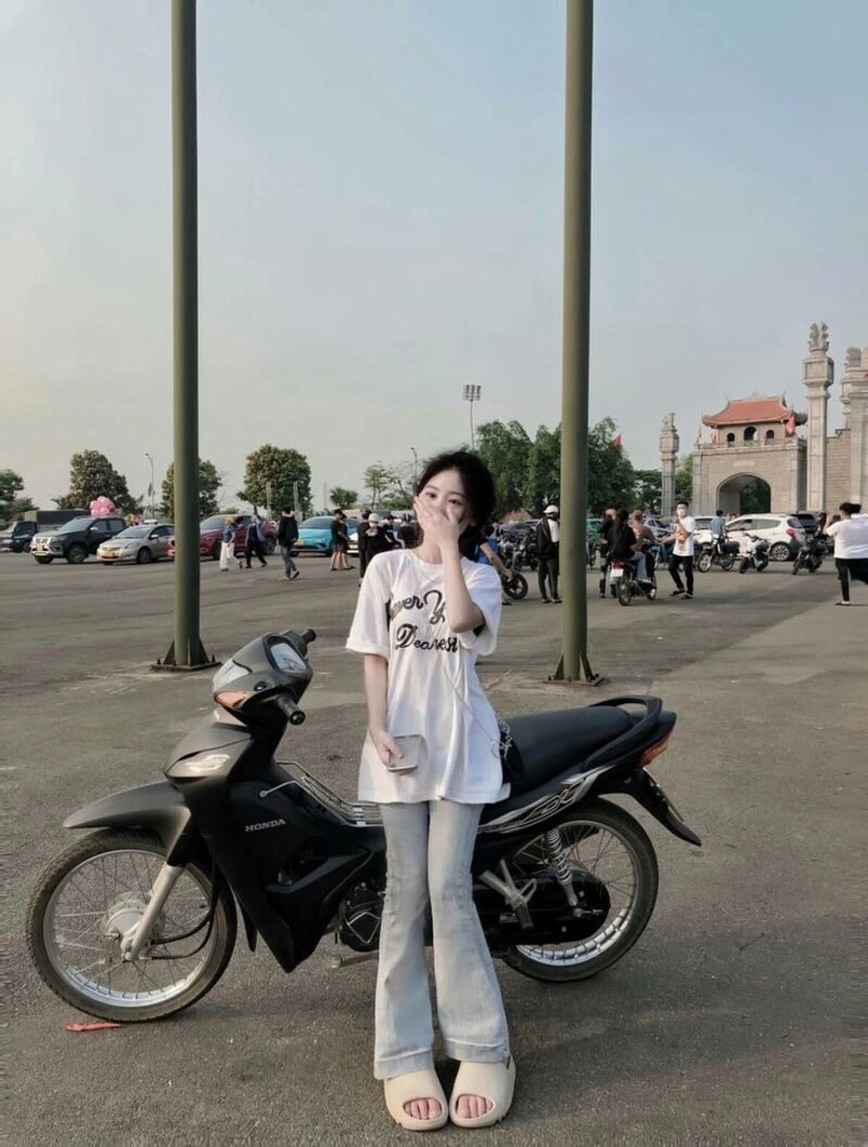 ngồi ảnh con gái đi xe wave độ