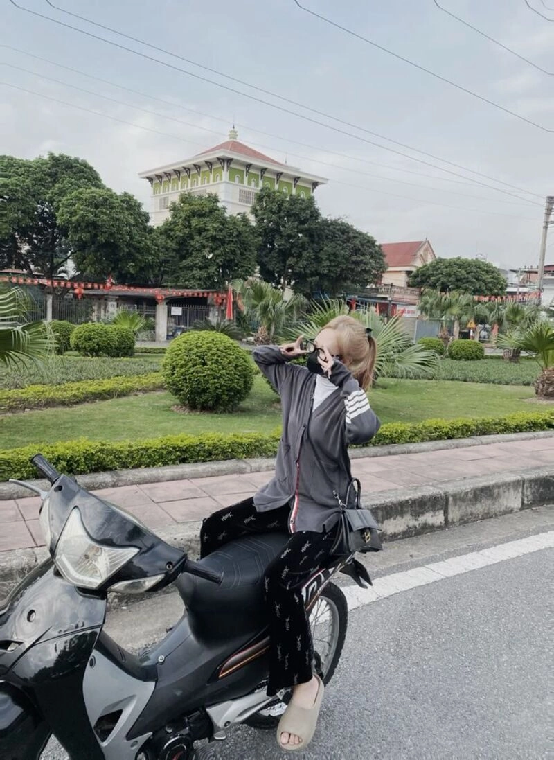 ngồi ảnh con gái đi xe wave độ